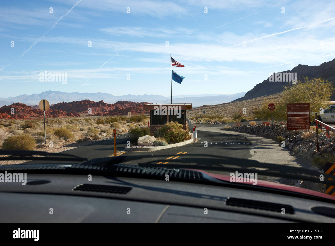 En voiture sur route jusqu'à l'entrée de la vallée de feu state park valley of fire nevada usa route Banque D'Images