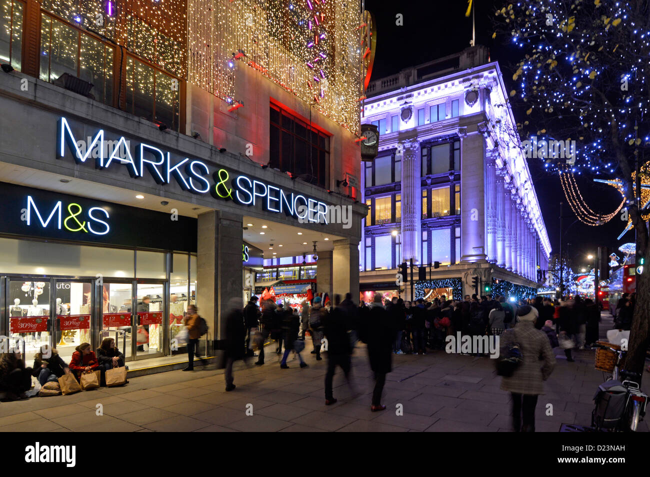 Décorations de Noël avec lumières de Noël Marks et Spencer Oxford Street West End M&S magasin d'affaires de détail à Londres à Nuit Selfridges Royaume-Uni Banque D'Images