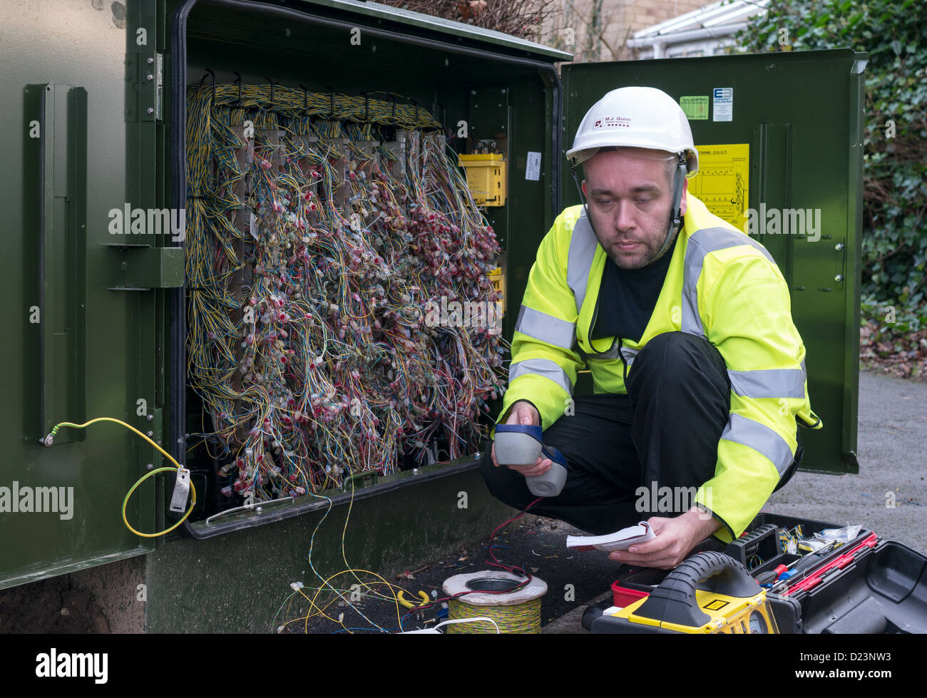 Un technicien installation haut débit fibre optique North East England UK  Photo Stock - Alamy