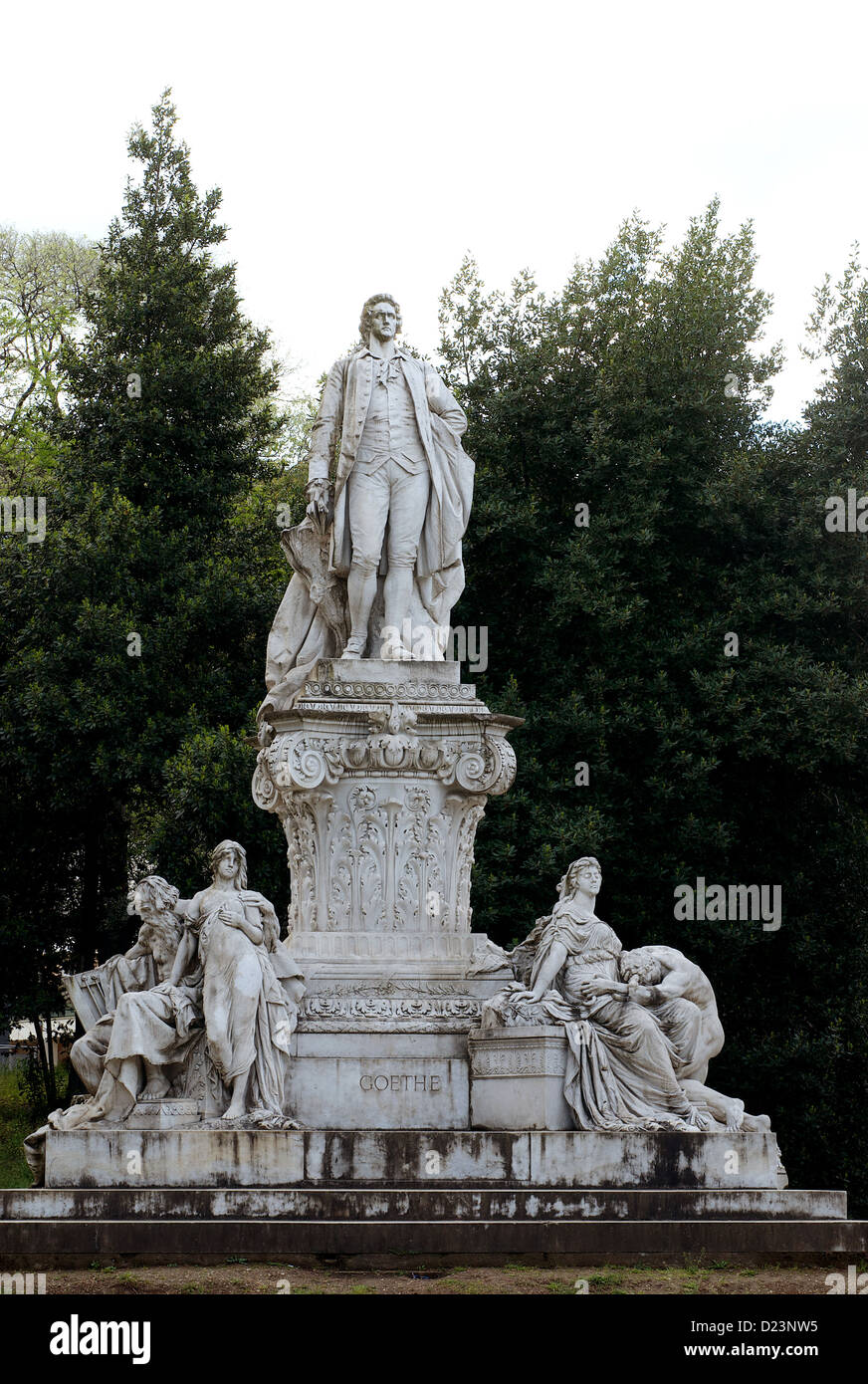 Rome, Italie, Goethe monument situé en face de la Villa Borghese Banque D'Images