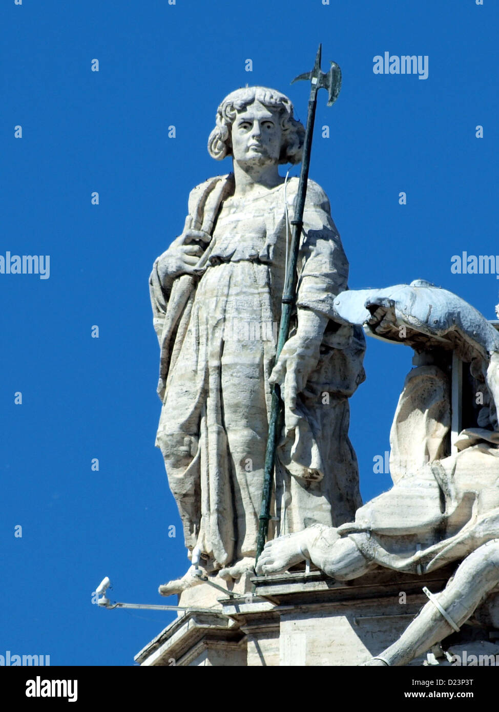 Les statues de Thaddeus sur la façade de la basilique Saint-Pierre au Vatican représentent l'un des douze apôtres. Ces statues font partie de la grande architecture baroque de la basilique et contribuent à son importance religieuse et culturelle. Banque D'Images Les statues de Thaddeus sur la façade de la basilique Saint-Pierre au Vatican représentent l'un des douze apôtres. Ces statues font partie de la grande architecture baroque de la basilique et contribuent à son importance religieuse et culturelle. Banque D'Images
