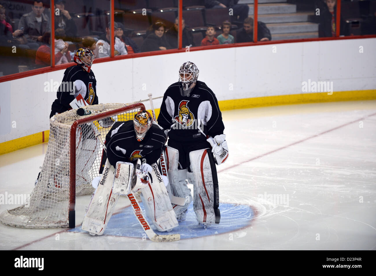 Ottawa, Ontario, Canada. 13 janvier 2013. Craig Anderson, L, Ben Bishop, C, et Robin Lehner cherchent tous à devenir gardien de départ au cours de la formation des Sénateurs d'Ottawa après camp le lockout de la LNH se termine. Camp de formation pour les équipes de la LNH a commencé à Jan 12, 2013 en préparation de la version révisée de 48 cartes. Banque D'Images