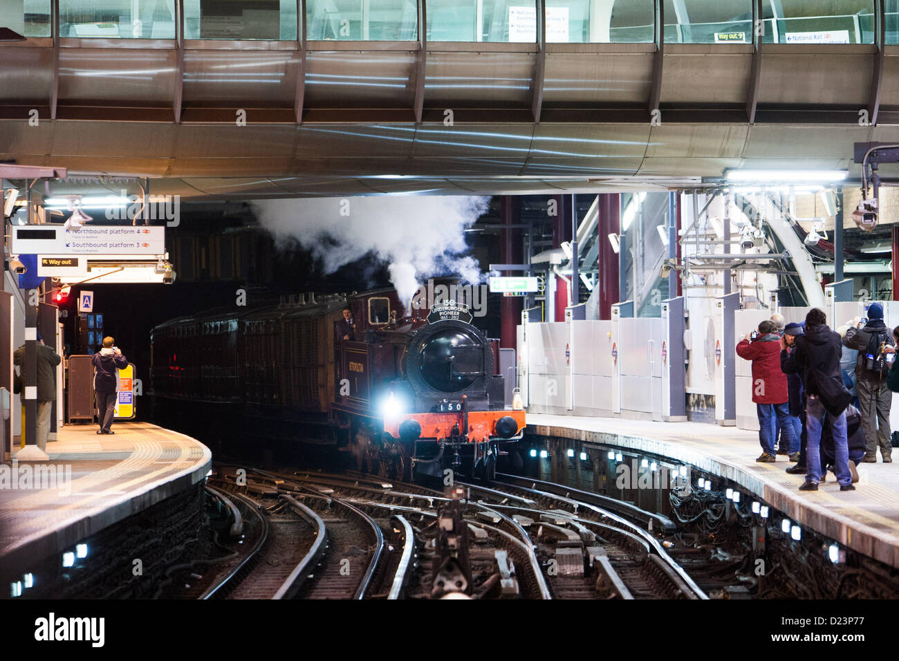 La station de Farringdon, Londres, Royaume-Uni. 13 janvier 2013. Métro ligne n°1 locomotive vapeur arrivant à la station de Farringdon tirant un patrimoine spécial train pour marquer le 150e anniversaire de la station de métro. Londres, Royaume-Uni. Banque D'Images