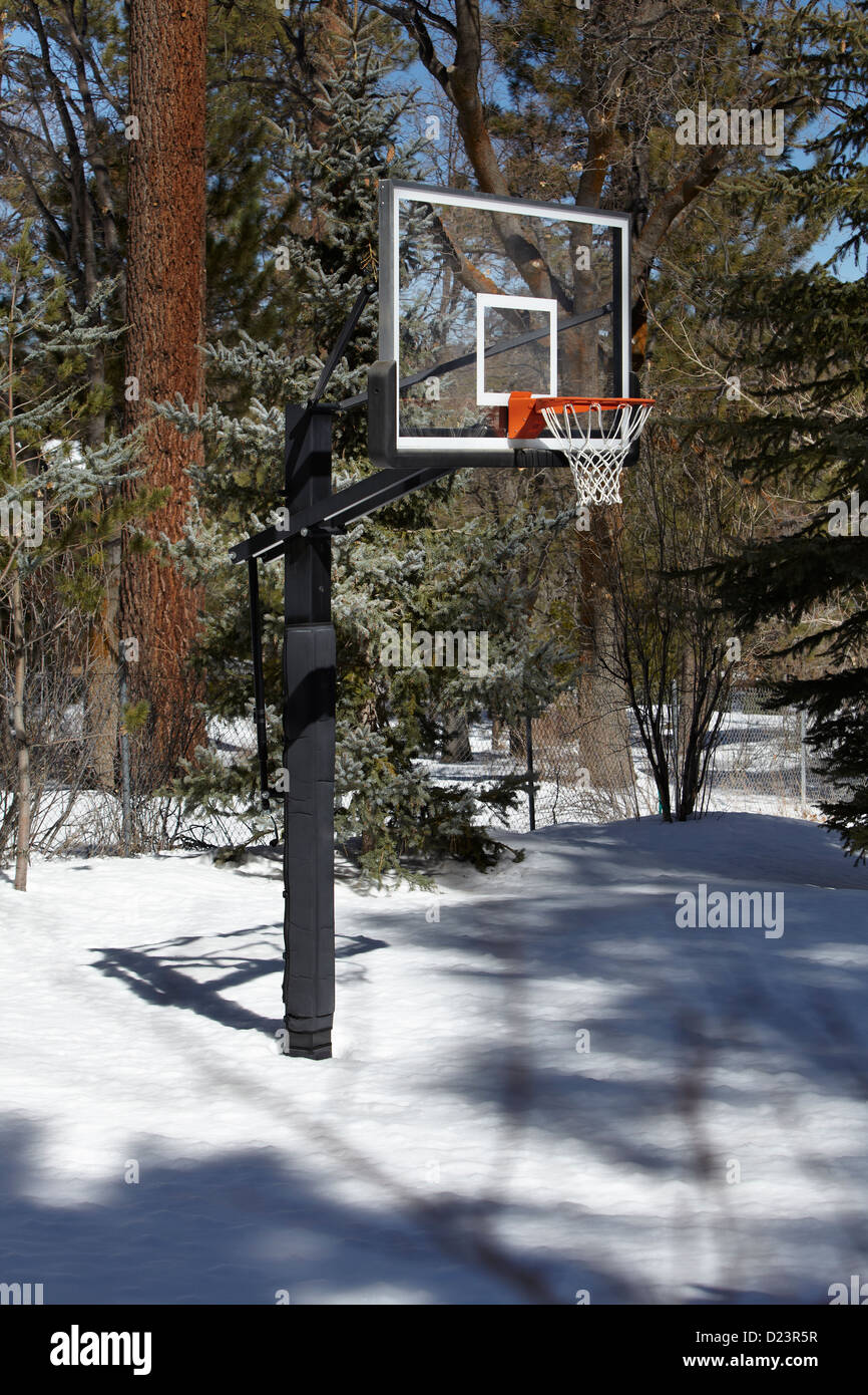 Panier de basket-ball dans la neige Banque D'Images