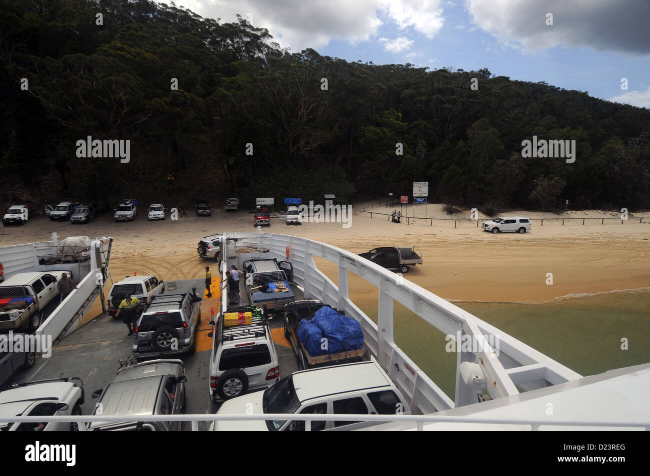 Car-ferry arrivant à l'île de Moreton, épaves de Tangalooma, le Parc National de l'île Moreton, près de Brisbane, Queensland, Australie Banque D'Images