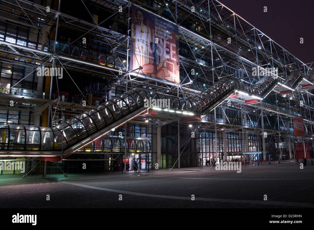 L'architecture moderne. Le Centre Pompidou par nuit. Cet énorme, bâtiment moderne en verre et d'acier pour le bâtiment est devenu un établissement emblématique monument parisien. Paris, France. Banque D'Images