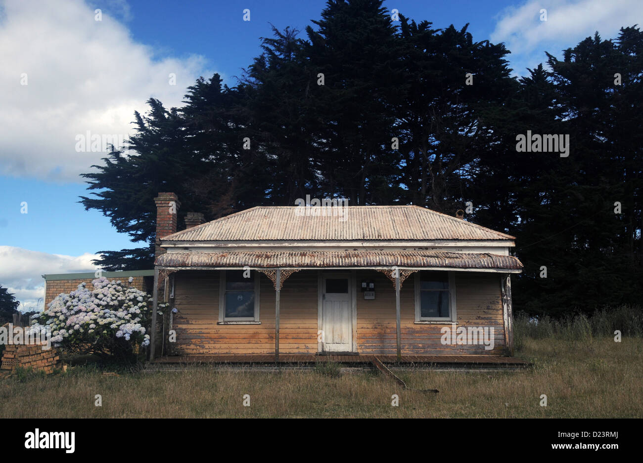 Ancien cottage traditionnel entre les terres agricoles au nord de Launceston, Tasmanie, Australie. Pas de PR Banque D'Images