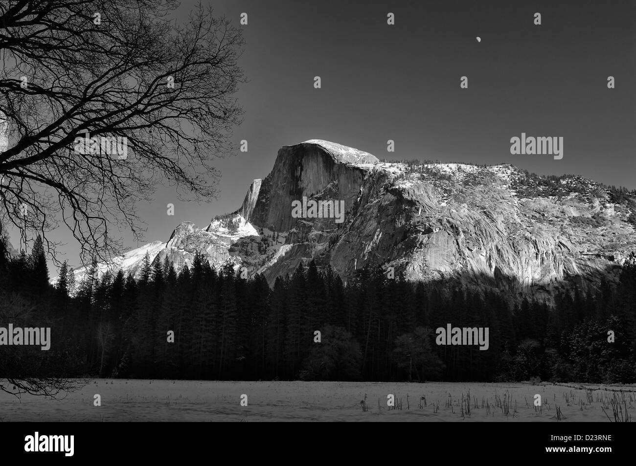 Le noir et blanc lune se lever sur demi dôme au coucher du soleil, Yosemite, Californie Banque D'Images