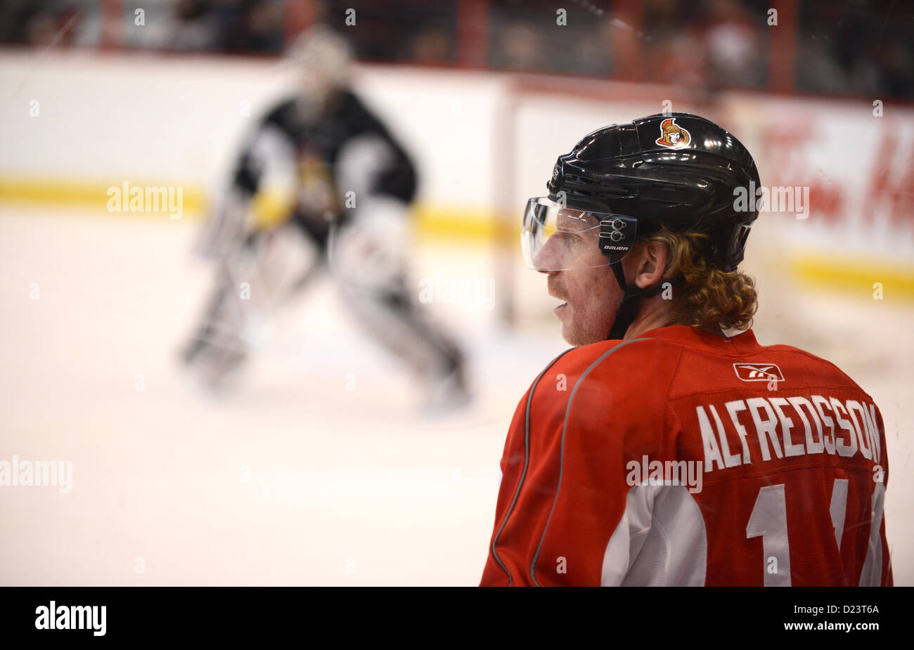 Ottawa, Ontario, Canada. 13 janvier 2013. Le Capitaine Daniel Alfredsson des Sénateurs d'Ottawa revient à la glace pour leur première pratique du training camp après le lockout de la LNH a été terminé le 13 janvier 2013 à Ottawa, Canada. C'est peut-être la dernière année de sa riche carrière dans la LNH. Banque D'Images