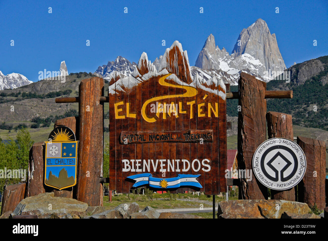 Fitz Roy Gamme de montagnes des Andes et panneau de bienvenue, El Chalten, le Parc National Los Glaciares, Patagonie, Argentine Banque D'Images