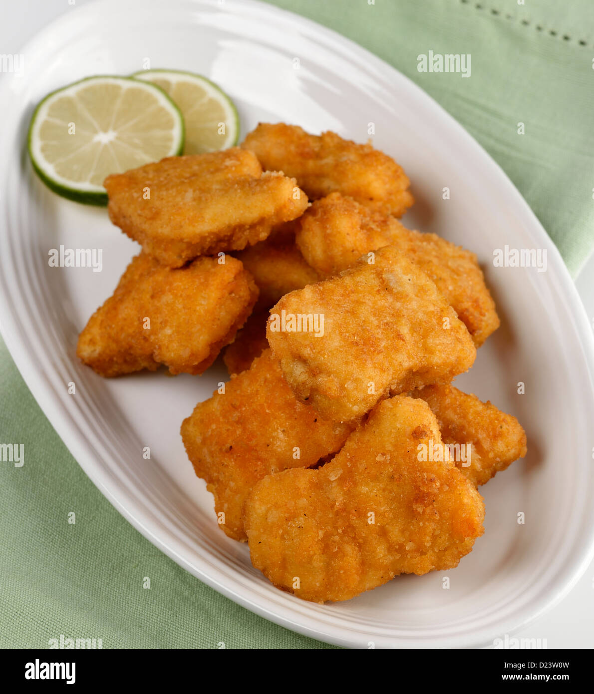 Golden Nuggets de poulet dans un plat blanc Banque D'Images