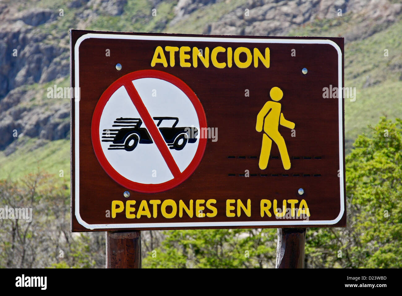 Avertissement signe des piétons sur la route, le Parc National Los Glaciares, Patagonie, Argentine Banque D'Images