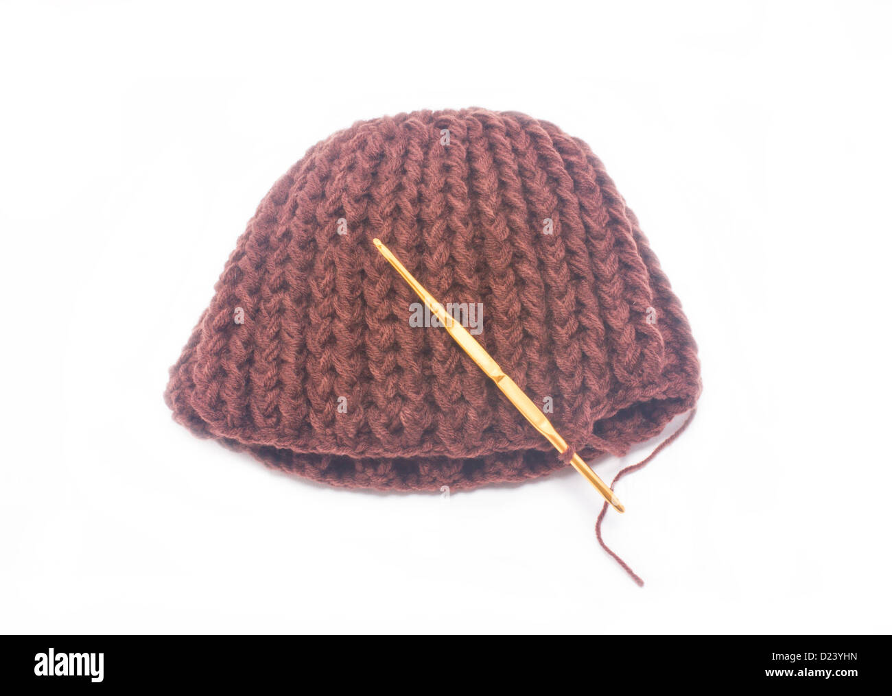 Crochet marron chapeau avec Golden hook isolé sur fond blanc. Banque D'Images