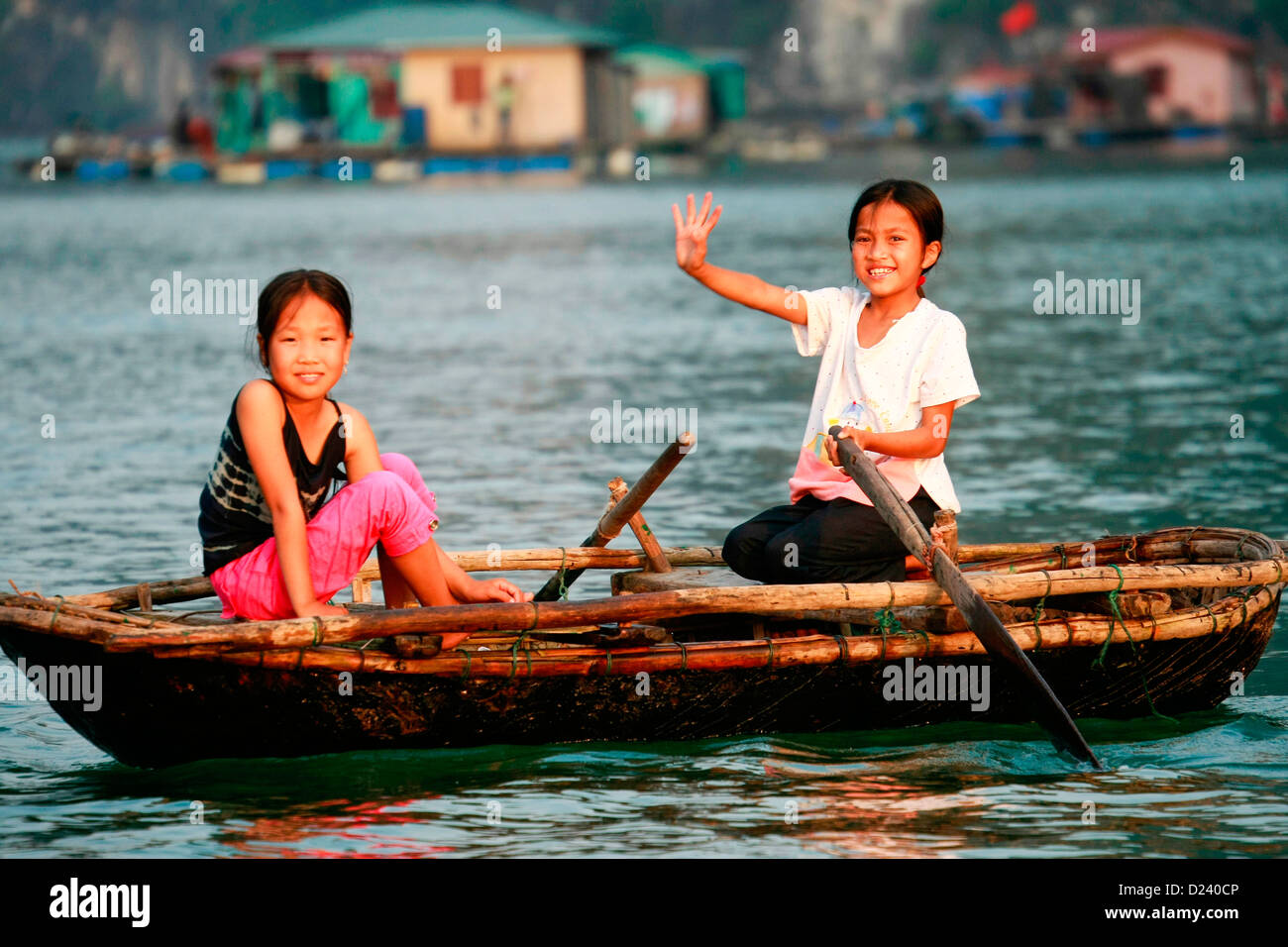 Jeunes filles dans un bateau à rames à Halong Bay, golfe du Tonkin, au Vietnam, en Asie. Banque D'Images