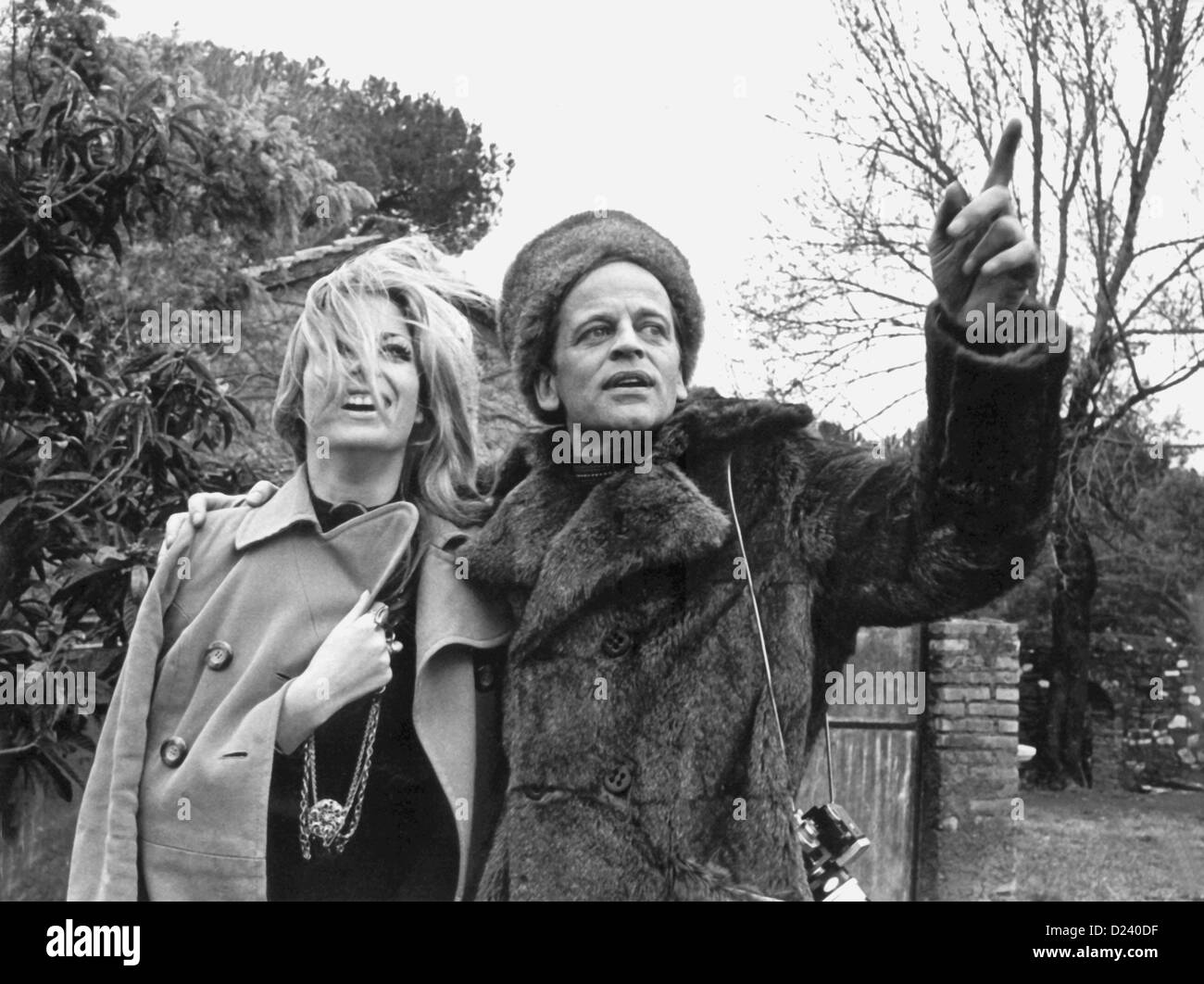 (Afp) - L'acteur allemand Klaus Kinski et l'actrice Christiane Krueger en photo lors du tournage du film 'Edgar Wallace A doppia faccia' ('Double Face'), 1969. Un 'enfant terrible' de l'industrie du cinéma, les films de Kinski : 'Buddy Buddy", "Pour quelques dollars de plus', ainsi que 'Aguirre, der Zorn Gottes' ('Aguirre, la colère de Dieu') et 'Nosferatu : Phantom der Nacht' ('Nosferatu le Vampire'). Kinski est né le 18 octobre 1926 à Danzig, Allemagne (aujourd'hui Gdansk, Pologne) sous le nom de Nikolaus Guenther Nakszynski et mort le 23 novembre 1991 à Lagunitas, en Californie, d'une crise cardiaque. Banque D'Images