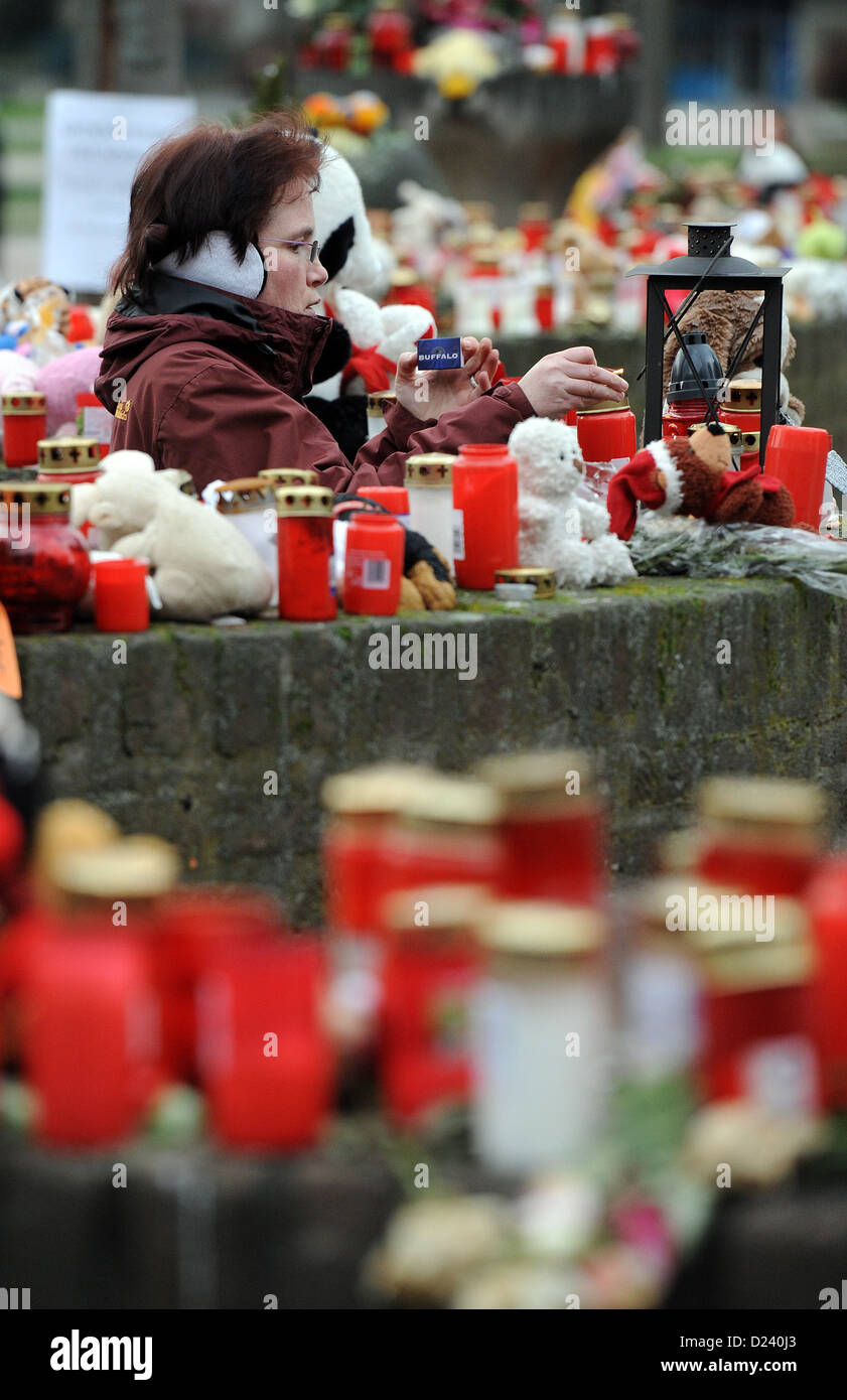 Une femme allume une bougie lors d'une cérémonie de commémoration pour Lea-Sophie à Cologne-Chorweiler, Allemagne, 11 janvier 2013. Les deux ans sont morts de mort violente en décembre 2012. Photo : HENNING KAISER Banque D'Images