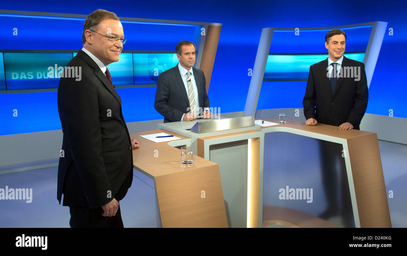 Le premier candidat dans l'état de Basse-saxe élections du Parlement européen, le premier ministre de Basse-Saxe David McAllister (R), et Stephan contender Weil sont vus à côté de présentateur Andreas Cichowicz avant le débat télévisé dans les studios de télévision NDR de Hanovre (Allemagne), 10 janvier 2013. Photo : Jochen Luebke Banque D'Images