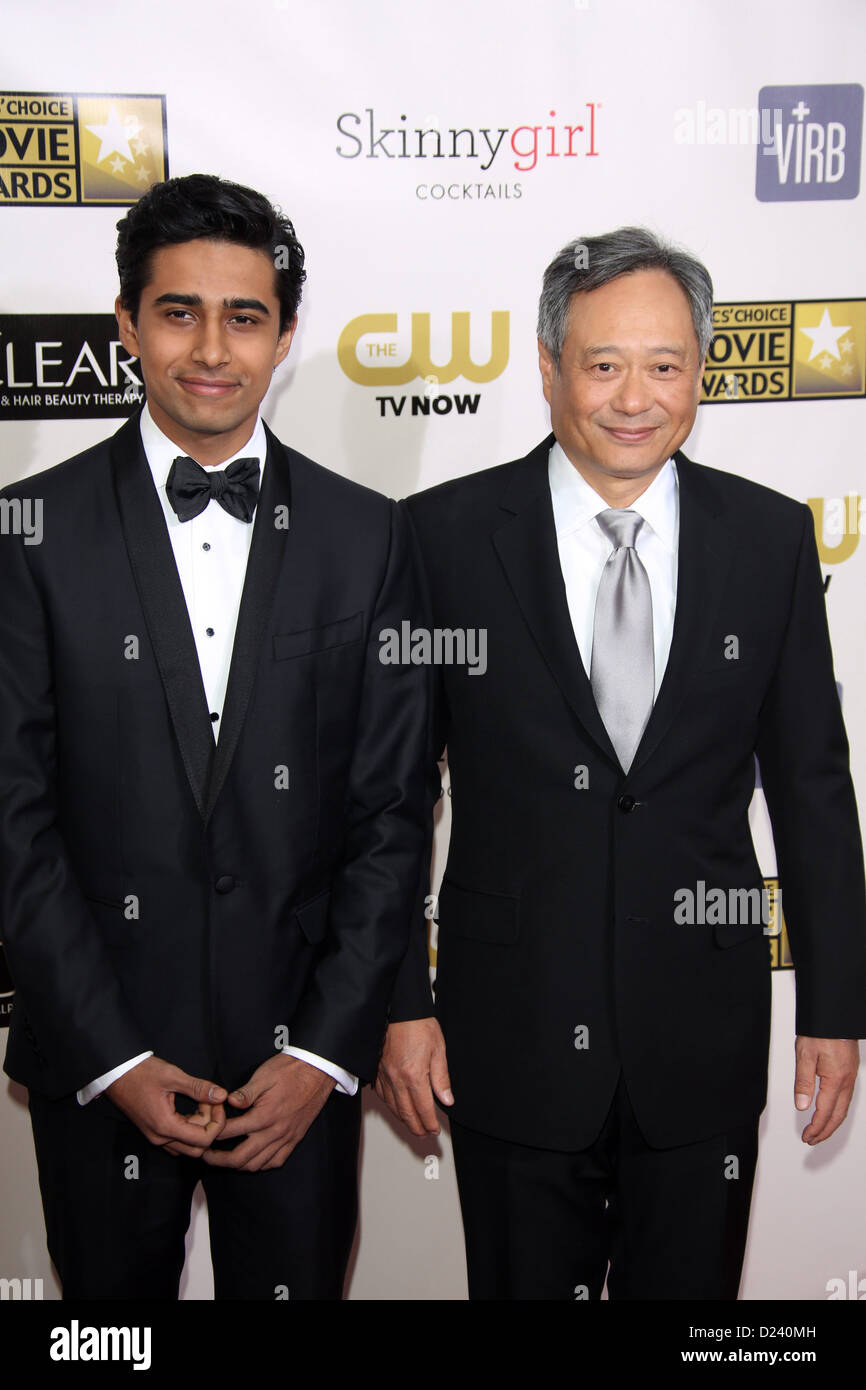 Réalisateur Ang Lee (r) et l'acteur indien Amitabh Bachchan arrivent à la 18e Conférence annuelle de Critics' Choice Awards au Barker Hanger à Santa Monica, USA, le 10 janvier 2013. Photo : Hubert Boesl/dpa Banque D'Images