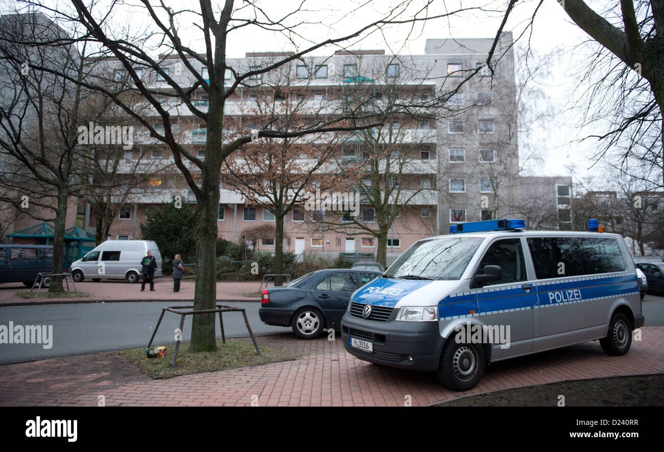 Une voiture de police est garée en face d'un appartement maison à Hanovre, Allemagne, 11 janvier 2013. Le cadavre d'un homme a été retrouvé par la police dans un immeuble dans le district de Hanovre Davenstedt. La police procède de l'hypothèse qu'un crime violent a eu lieu. Photo : JULIAN STRATENSCHULTE Banque D'Images