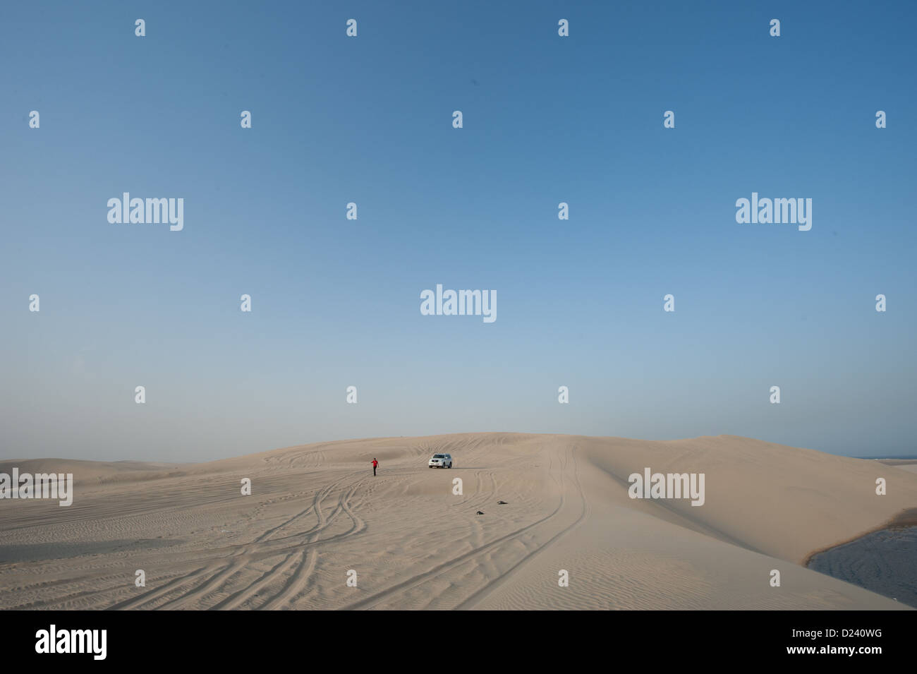 Une vue sur le désert près de Doha, Qatar, le 8 janvier 2013. Photo : Peter Kneffel Banque D'Images