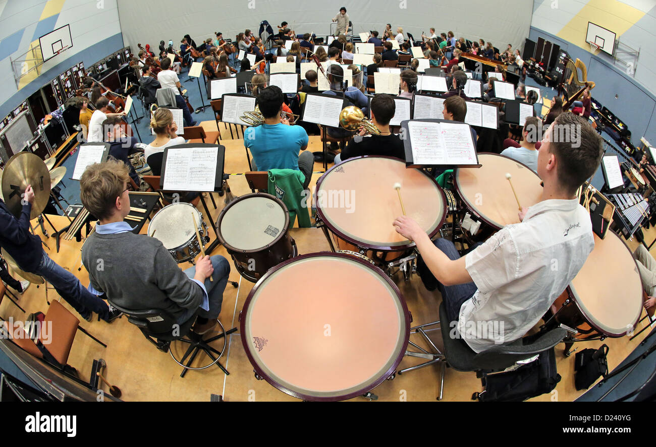 Le gouvernement fédéral youth orchestra répéter dans Colditz, Allemagne, le 7 janvier 2013. Le principe conducteur de l'orchestre philharmonique de Dresde sera en tournée avec eux par l'intermédiaire de l'Allemagne et l'Europe le 10 janvier 2013. Photo : Jan Woitas Banque D'Images