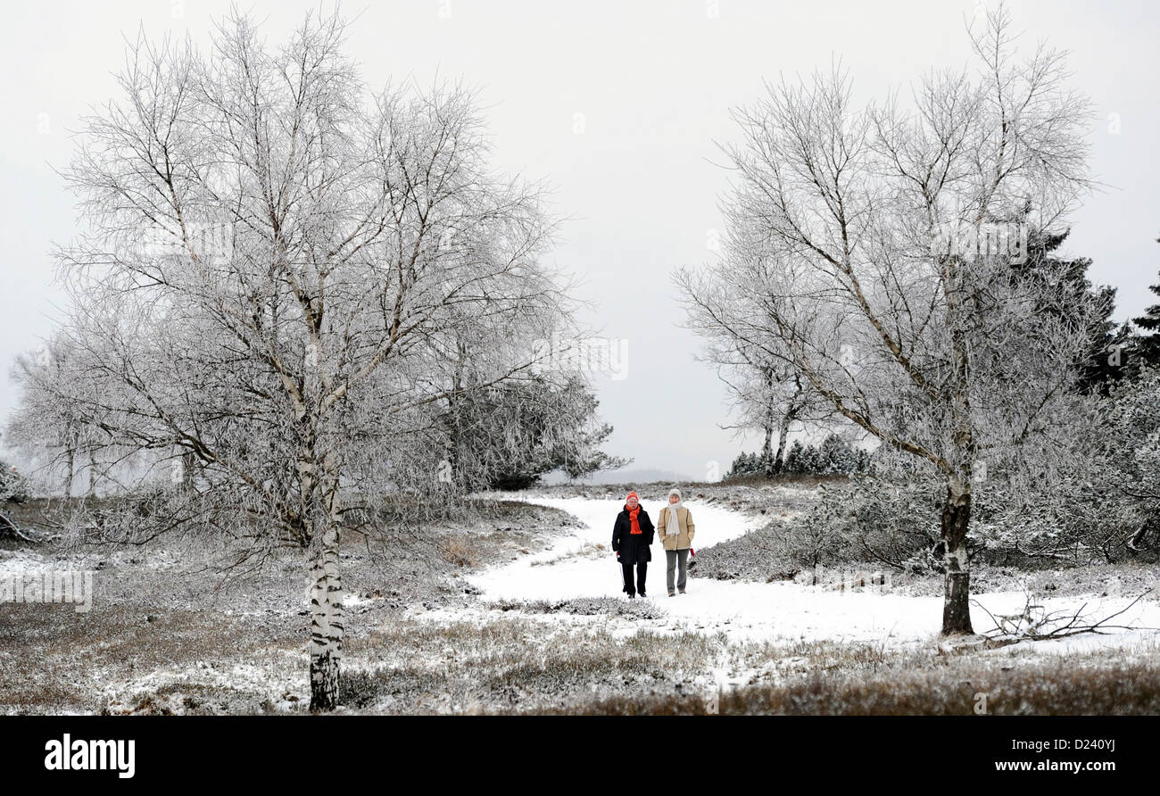 Deux femmes faire une promenade dans la neige sur thwe Kahlen Asten à Winterberg, Allemagne, 11 janvier 2013. Photo : MARIUS BECKER Banque D'Images