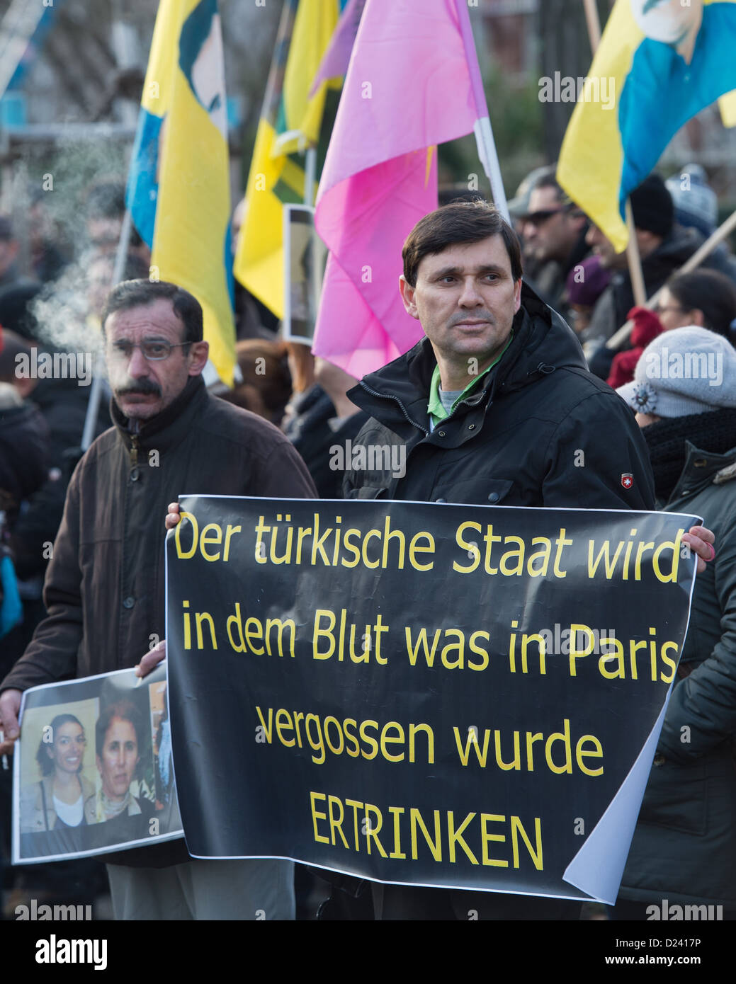 Les manifestants kurdes demande une résolution rapide de l'assassinat de trois militantes kurdes à Paris devant le consulat de Turquie à Francfort-sur-Main, Allemagne, 11 janvier 2013. La démonstration a été garanti par la polcie. Photo : BORIS ROESSLER Banque D'Images