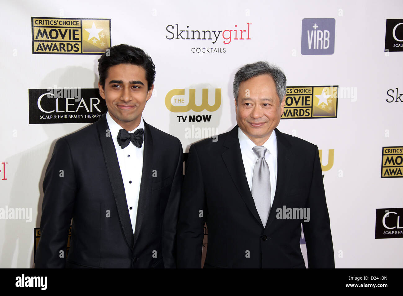 Réalisateur Ang Lee (R) et l'acteur indien Amitabh Bachchan arrivent à la 18e Conférence annuelle de Critics' Choice Awards au Barker Hanger à Santa Monica, USA, le 10 janvier 2013. Photo : Hubert Boesl/dpa Banque D'Images