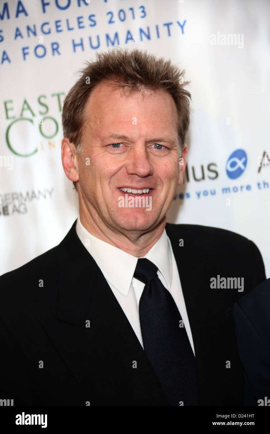 Réalisateur et scénariste Ted Braun arrive au cinéma pour le Gala de la Fondation pour l'humanité à l'hôtel Beverly Hills à Los Angeles, USA, le 11 janvier 2013. Il a été honoré avec le cinéma pour la paix Humanitarian Award 2013. Photo : Hubert Boesl/dpa Banque D'Images