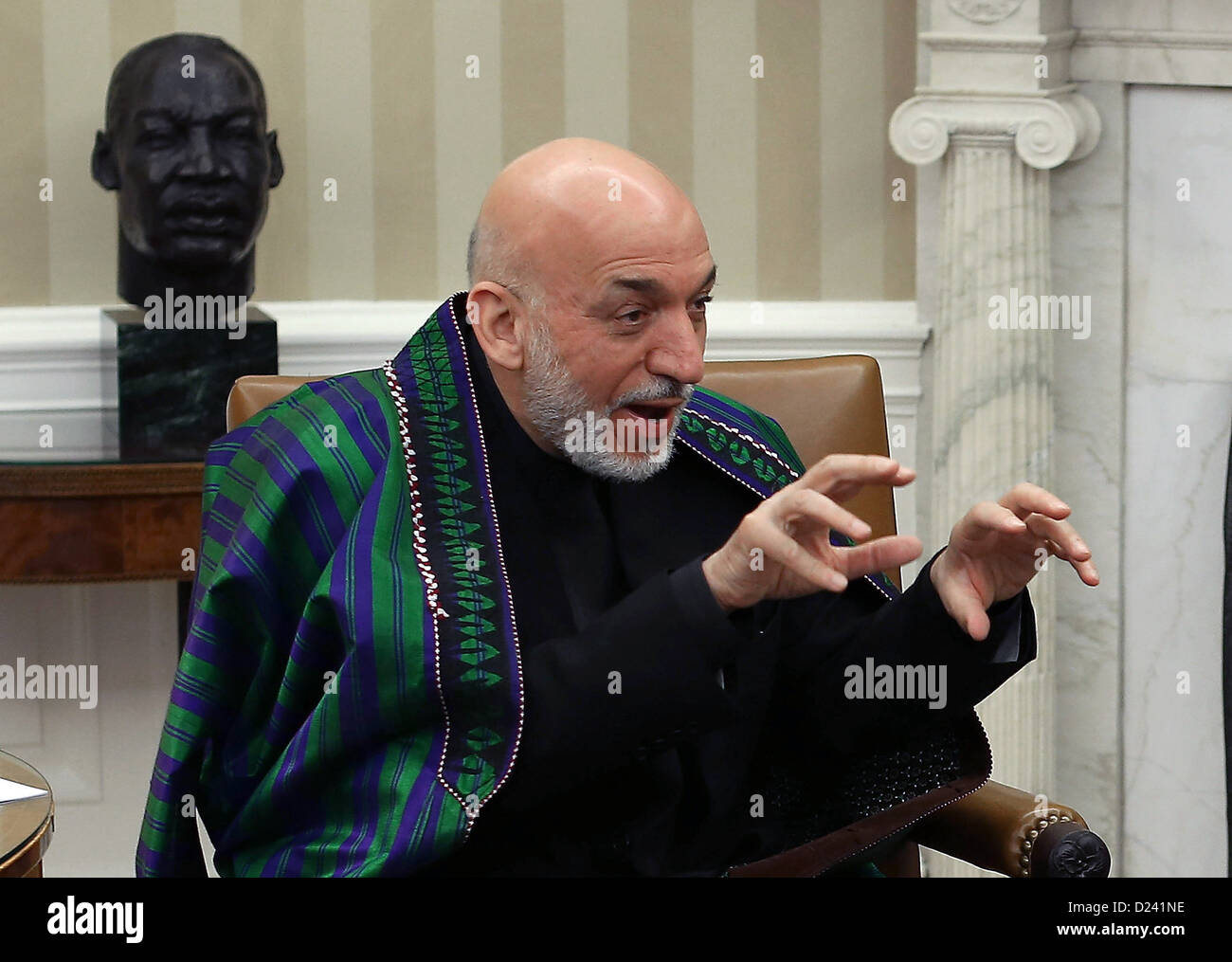 Le président Hamid Karzai de l'Afghanistan au cours des gestes d'une rencontre avec le président des États-Unis Barack Obama dans le bureau ovale à la Maison Blanche, le 11 janvier 2013 à Washington, DC. Karzai est en visite à Washington pour discuter de la poursuite de la transition en Afghanistan et le partenariat entre les deux nations. .Crédit : Mark Wilson / Piscine via CNP Banque D'Images