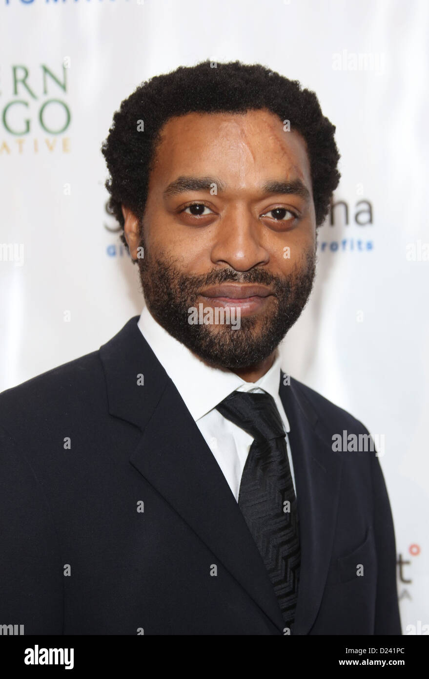 L'acteur britannique Chiwetel Ejiofor arrive au cinéma pour le Gala de la Fondation pour l'humanité à l'hôtel Beverly Hills à Los Angeles, USA, le 11 janvier 2013. Il a été honoré avec le cinéma pour la paix Humanitarian Award 2013. Photo : Hubert Boesl/dpa Banque D'Images