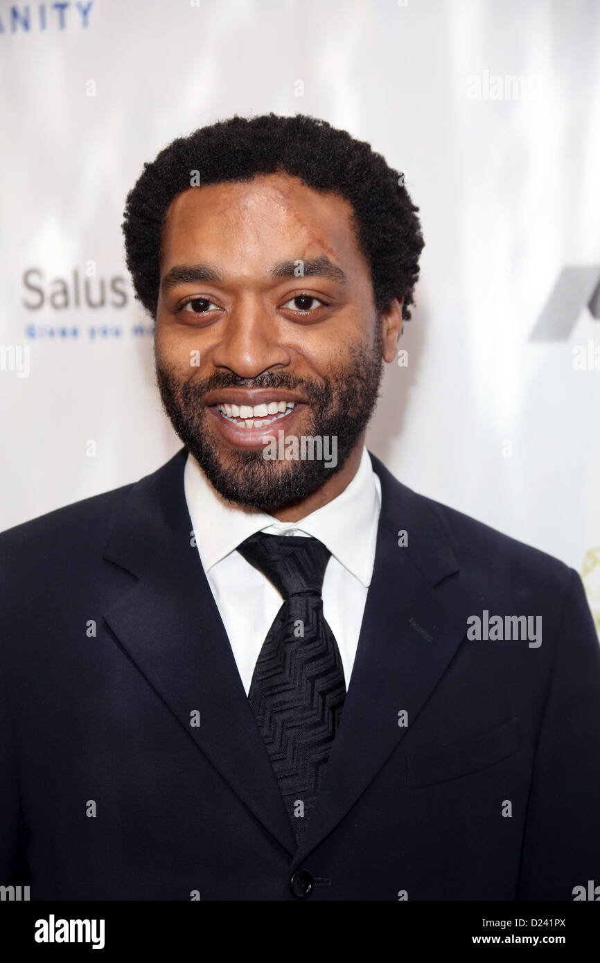 L'acteur britannique Chiwetel Ejiofor arrive au cinéma pour le Gala de la Fondation pour l'humanité à l'hôtel Beverly Hills à Los Angeles, USA, le 11 janvier 2013. Il a été honoré avec le cinéma pour la paix Humanitarian Award 2013. Photo : Hubert Boesl/dpa Banque D'Images