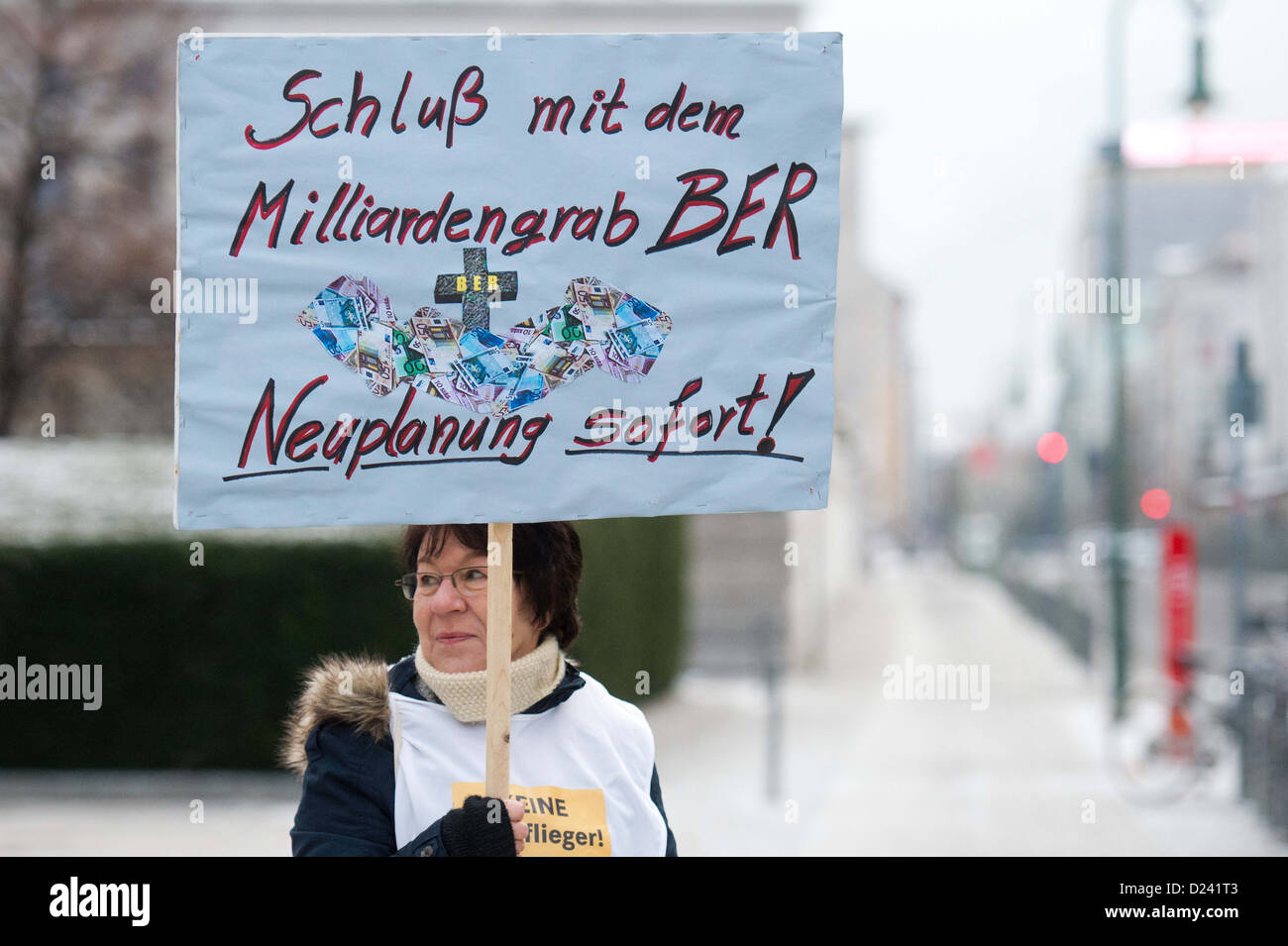 BER les opposants aéroport lutte pendant la réunion spéciale du parlement de l'état concernant l'insertion de motion de censure contre le maire en face de la Abgeordnetenhaus à Berlin, Allemagne, 12 janvier 2013. Le Parti Vert et le Parti Pirate Wowereit accuser de porter atteinte à l'image de la ville avec son implication dans le scandale de l'aéroport de BER. La motion de censure a échoué. Photo : Maurizio Gambarini Banque D'Images