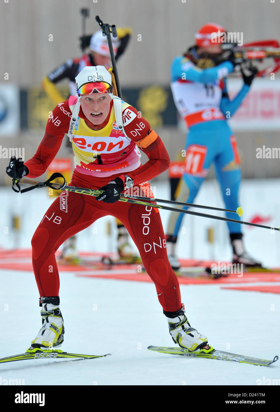 Le biathlète Tora Berger de Norvège quitte la plage de prise de vue au cours de la féministe 12,5 km départ groupé course de la Coupe du Monde de biathlon à Chiemgau Arena à Ruhpolding, Allemagne, 13 janvier 2013. Photo : Andreas Gebert Banque D'Images