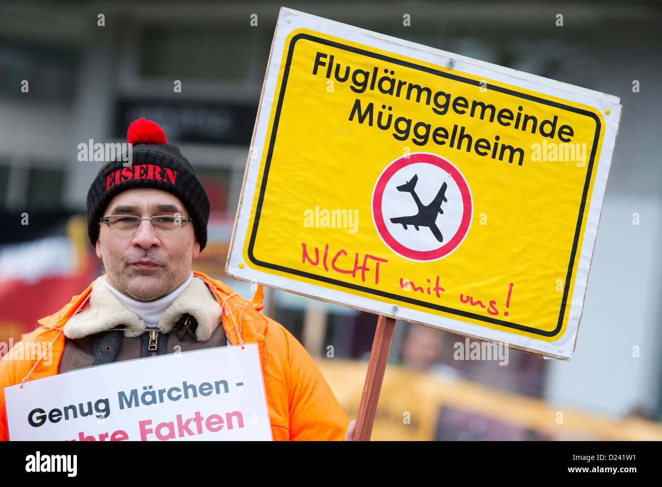 BER les opposants aéroport lutte pendant la réunion spéciale du parlement de l'état concernant l'insertion de motion de censure contre le maire en face de la Abgeordnetenhaus à Berlin, Allemagne, 12 janvier 2013. Le Parti Vert et le Parti Pirate Wowereit accuser de porter atteinte à l'image de la ville avec son implication dans le scandale de l'aéroport de BER. La motion de censure a échoué. Photo : Maurizio Gambarini Banque D'Images