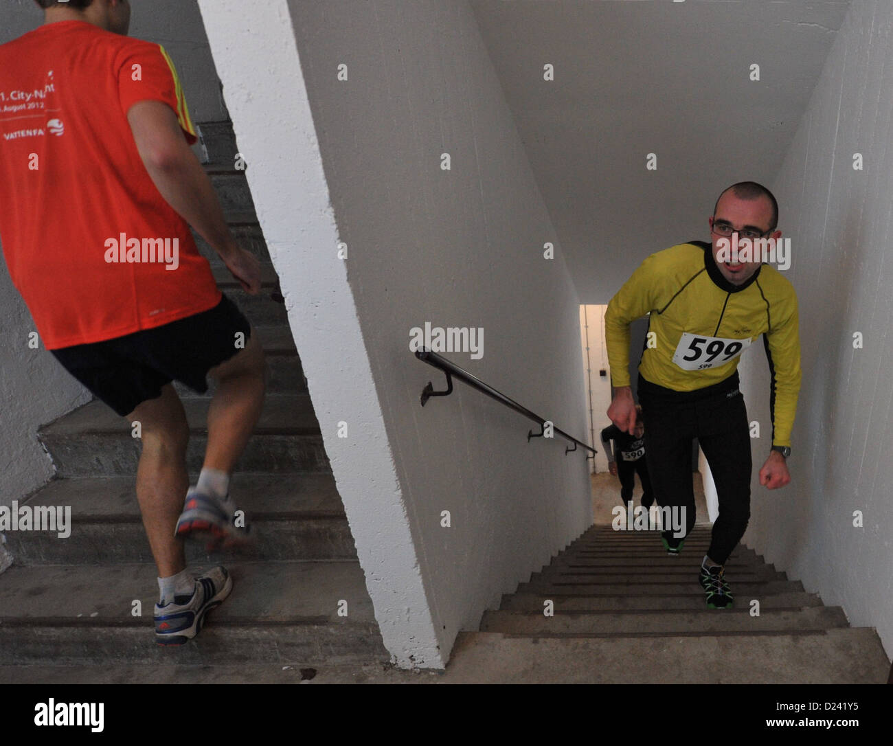 Deux hommes monter au 20ème étage dans la tour exécuter à l'intérieur de l 'idéal' tour de Berlin, Allemagne, 13 janvier 2013. Dans des classes différentes, les hommes et les femmes ont concouru dans les 400 marches d'exécuter. Photo : Paul Zinken Banque D'Images