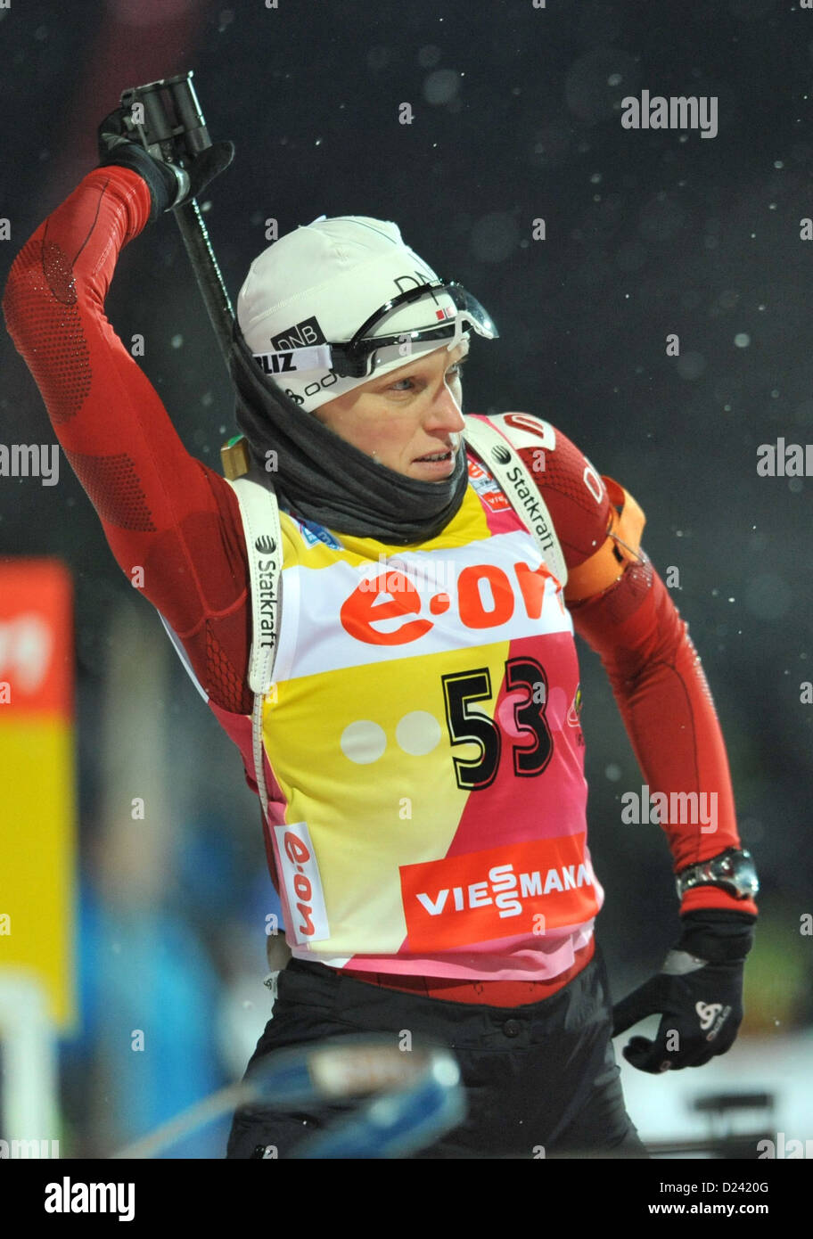 La Norvège' du biathlète Tora Berger arrive sur le champ de tir pendant la Coupe du Monde de sprint femmes course à Chiemgau Arena à Ruhpolding, en Allemagne, le 11 janvier 2013. Photo : Andreas Gebert Banque D'Images