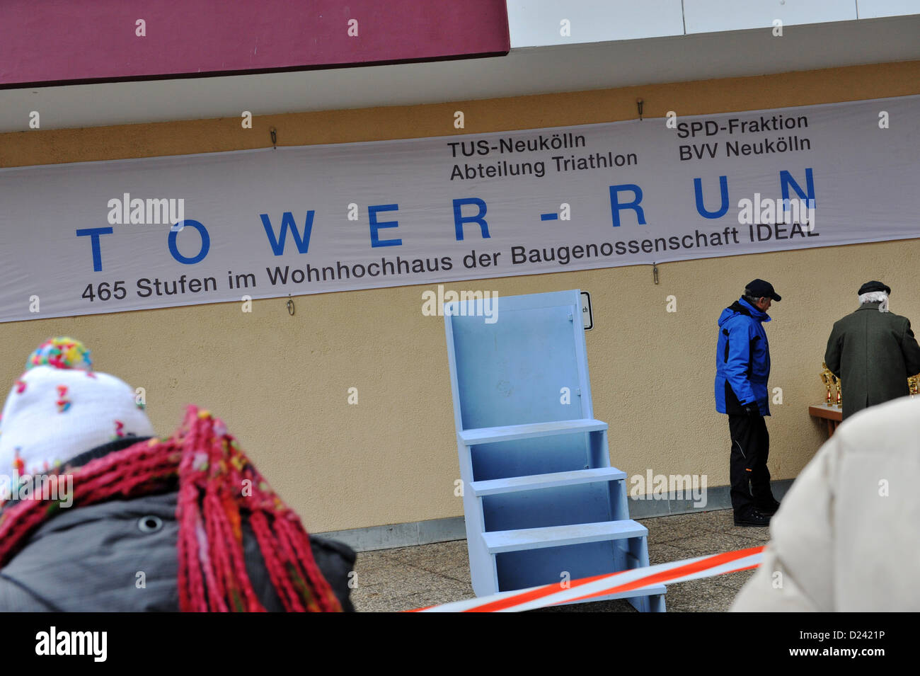 Une bannière est configuré pour exécuter à l'intérieur de la tour 'idéal' le tour de Berlin, Allemagne, 13 janvier 2013. Dans des classes différentes, les hommes et les femmes ont concouru dans les 400 marches d'exécuter. Photo : Paul Zinken Banque D'Images