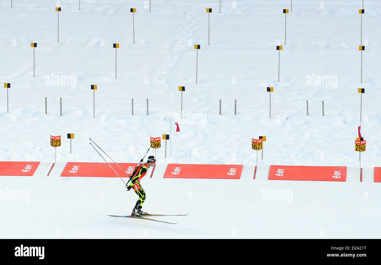 Le biathlète français Alexis Boeuf races chez les hommes 15 km départ groupé course de la Coupe du Monde de biathlon à Chiemgau Arena à Ruhpolding, Allemagne, 13 janvier 2013. Boeuf a terminé quatrième et Fourcade de la France a gagné. Photo : Andreas Gebert Banque D'Images