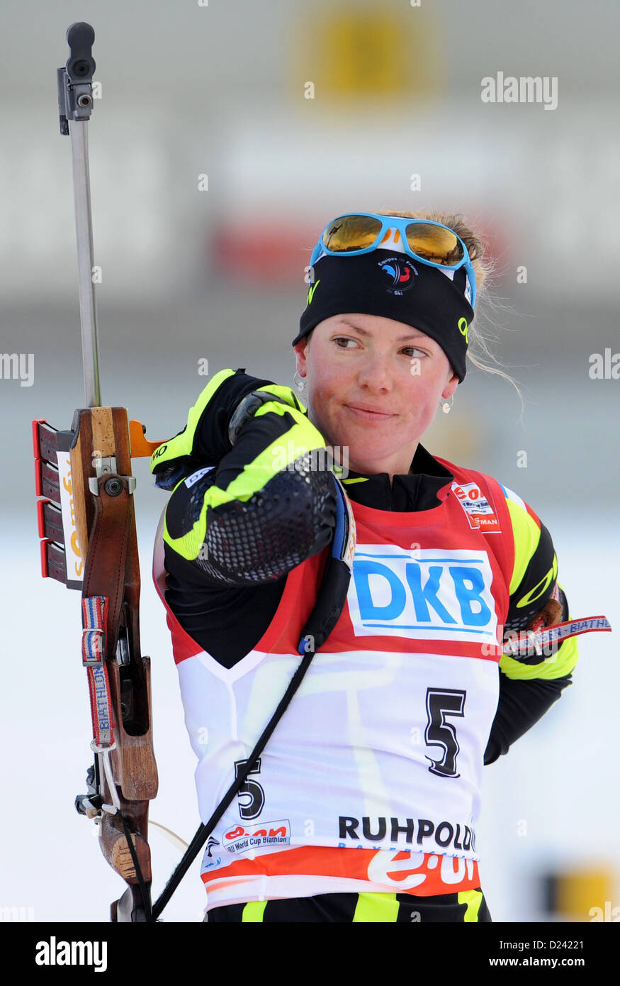 La biathlète française Marie Dorin Habert se réchauffe avant le women's 12,5 km départ groupé course de la Coupe du Monde de biathlon à Chiemgau Arena à Ruhpolding, Allemagne, 13 janvier 2013. Berger de la Norvège a gagné. Photo : Andreas Gebert Banque D'Images