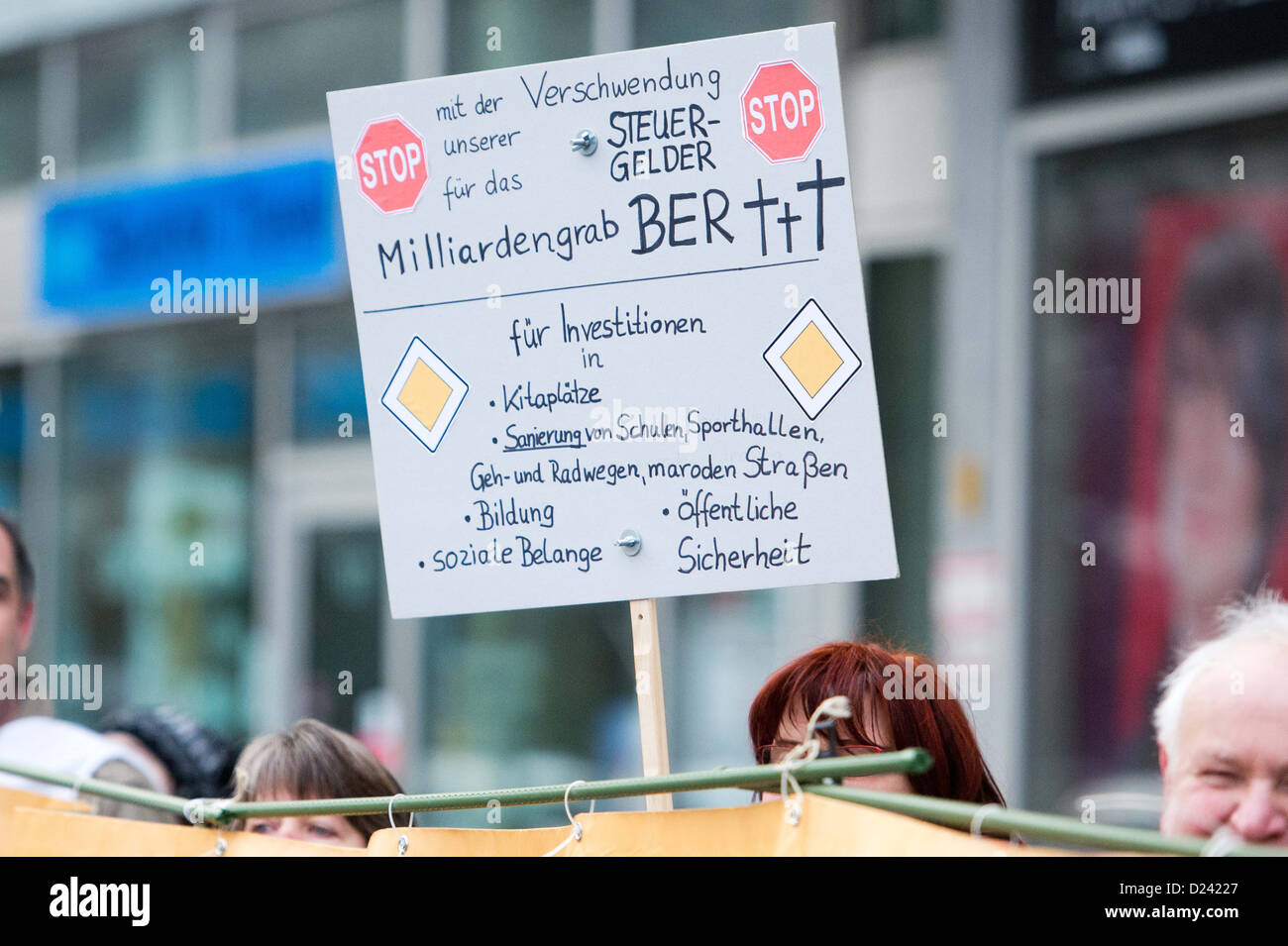 BER les opposants aéroport lutte pendant la réunion spéciale du parlement de l'état concernant l'insertion de motion de censure contre le maire en face de la Abgeordnetenhaus à Berlin, Allemagne, 12 janvier 2013. Le Parti Vert et le Parti Pirate Wowereit accuser de porter atteinte à l'image de la ville avec son implication dans le scandale de l'aéroport de BER. La motion de censure a échoué. Photo : Maurizio Gambarini Banque D'Images