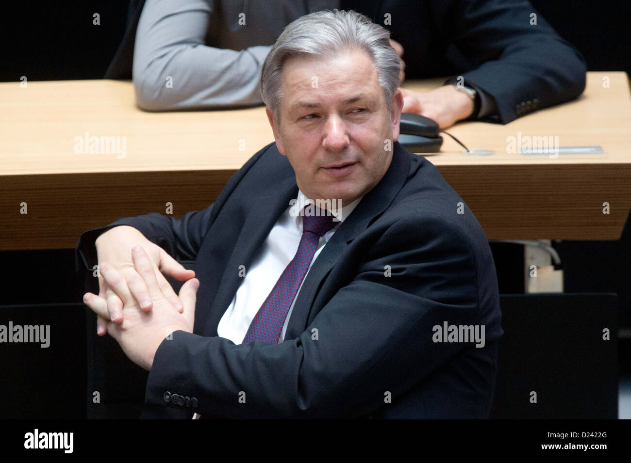 Maire de Berlin Klaus Wowereit prend part à la réunion spéciale du parlement de l'état concernant l'insertion de motion de censure contre le maire à la Abgeordnetenhaus de Berlin, Allemagne, 12 janvier 2013. Le Parti Vert et le Parti Pirate Wowereit accuser de porter atteinte à l'image de la ville avec son implication dans le scandale de l'aéroport de BER. La motion de censure a échoué. Photo : Maurizio Gambarini Banque D'Images