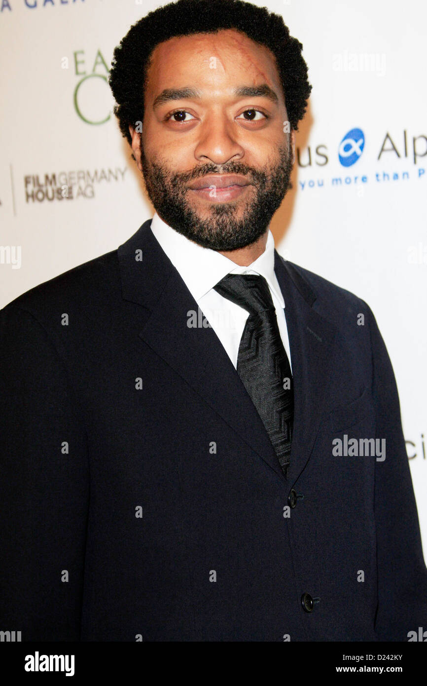 Chiwetel Ejiofor assiste au Cinema For Peace Foundation's 2013 Gala pour l'humanité à l'hôtel Beverly Hills le 11 janvier 2013 à Beverly Hills, Californie. Banque D'Images