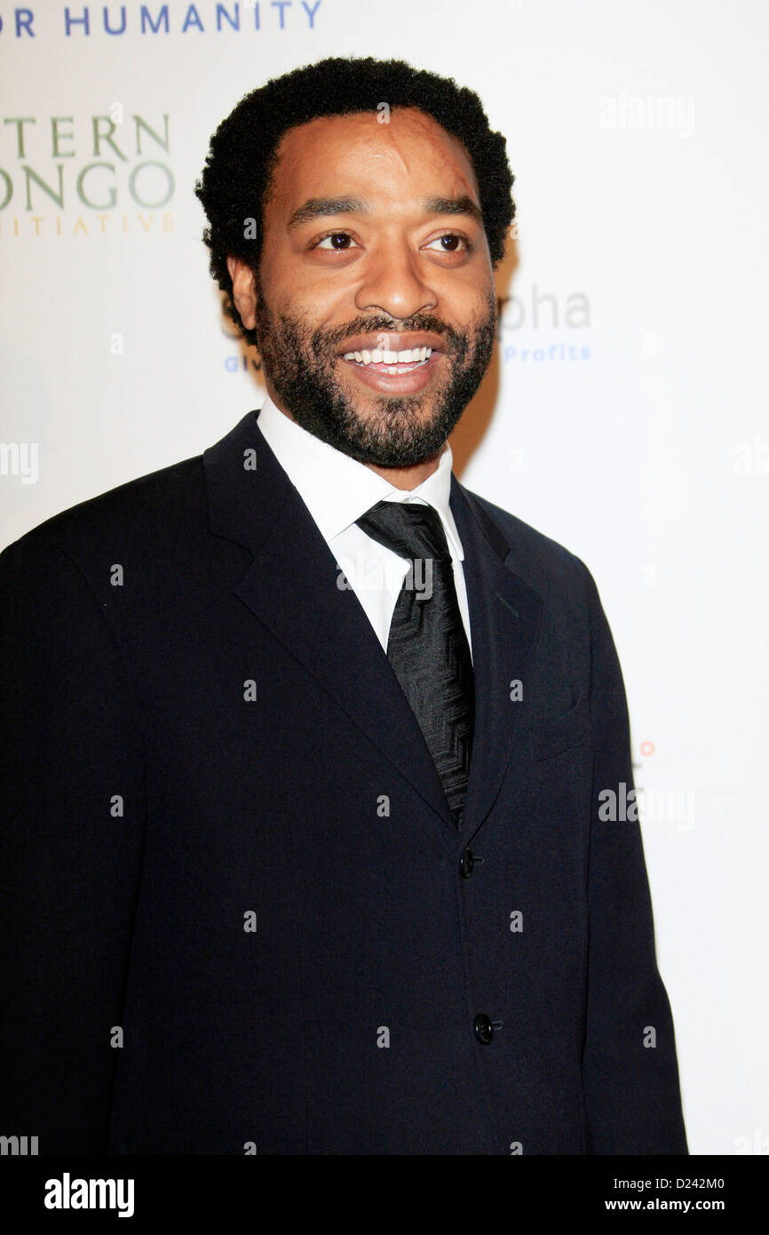 Chiwetel Ejiofor assiste au Cinema For Peace Foundation's 2013 Gala pour l'humanité à l'hôtel Beverly Hills le 11 janvier 2013 à Beverly Hills, Californie. Banque D'Images