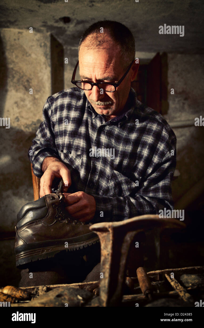 Cordonnier à travailler avec des outils anciens Banque D'Images