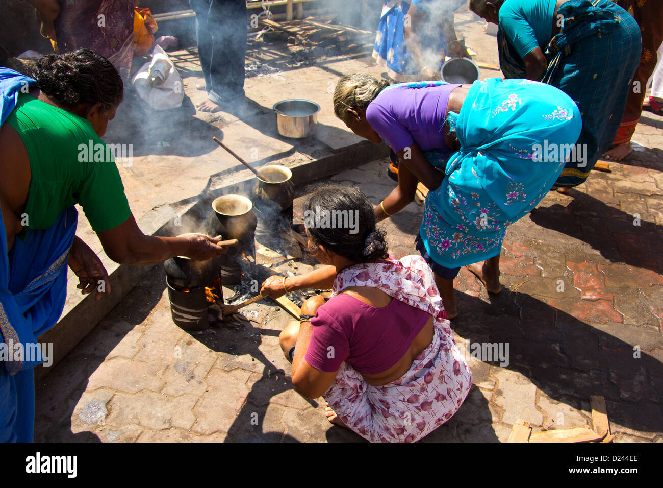 La cuisson des aliments à l'extérieur de leurs pèlerins le SRI MEENAKSHI TEMPLE TOWER Banque D'Images