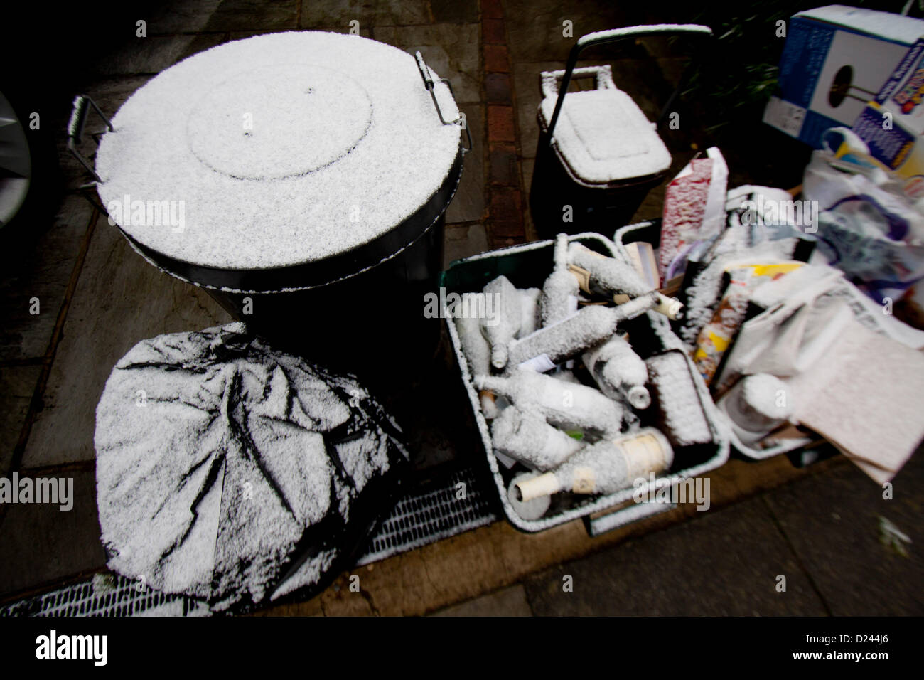 London UK.14 janvier 2013. Matériel de recyclage à l'extérieur pour la collecte est recouvert de neige. Le Met Office a prévisions de pluie verglaçante et de neige a frappé le Royaume-Uni aujourd'hui et de continuer pendant la plus grande partie de l'weekLondon, UK. 14 janvier 2013. Credit : amer ghazzal / Alamy Live News Banque D'Images