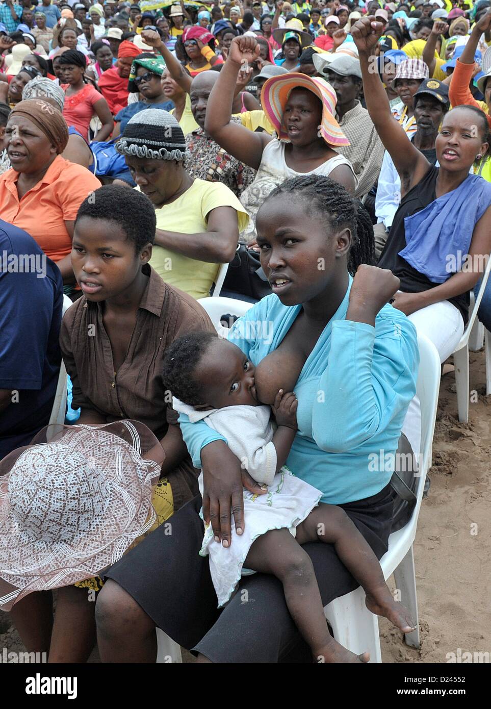 Pietermaritzburg Afrique Du Sud Une Femme Allaiter Son Bebe A L Anc Rally Le 10 Janvier