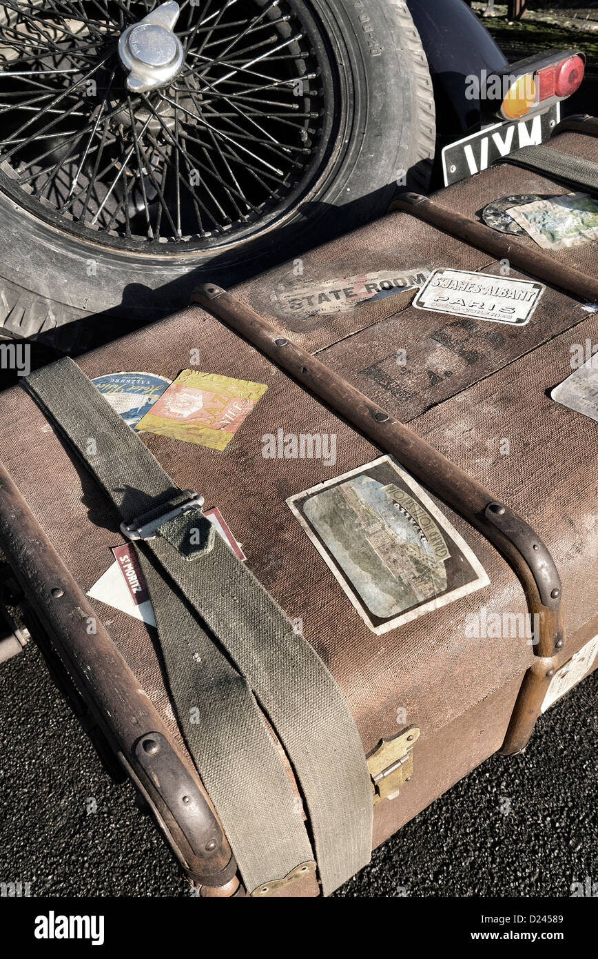 1920 assurance trunk sur le dos d'une voiture ancienne Banque D'Images