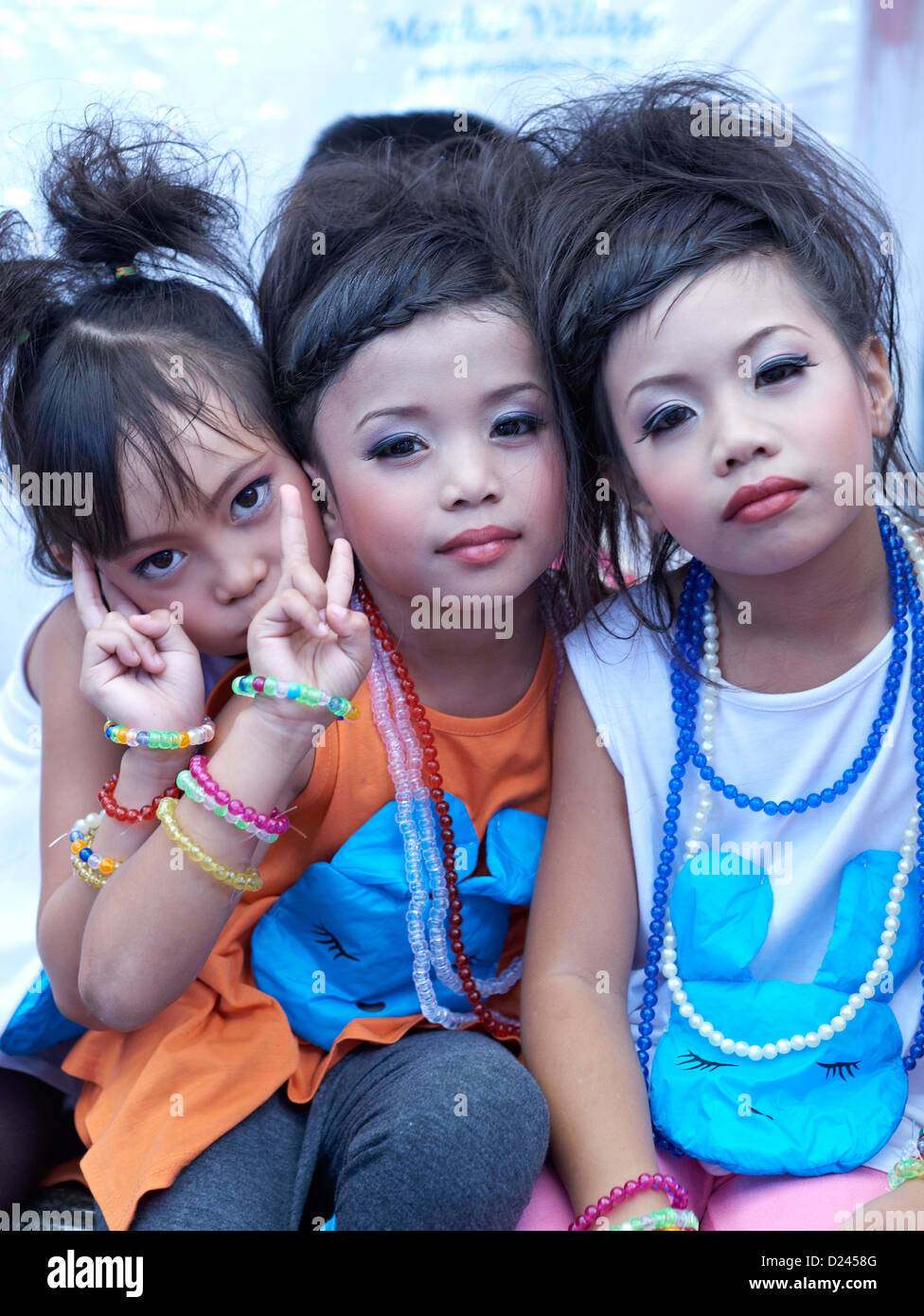 Maquillage pour enfants. Trois jeunes filles thaïlandaises à visage Maquillage pour un événement de la journée de l'enfance. S. E. Asie Thaïlande Banque D'Images
